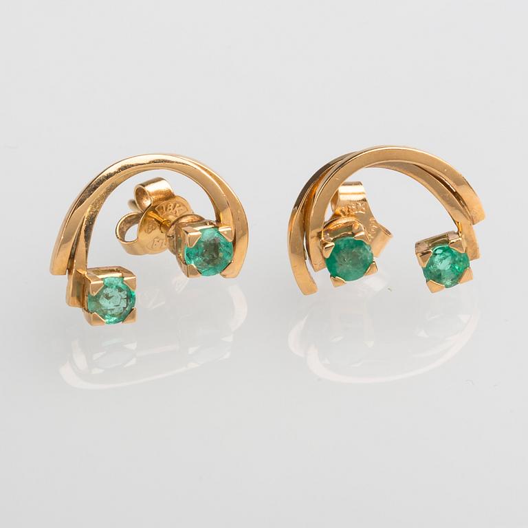 ÖRHÄNGEN, 18 K guld med smaragder, totalt ca 0.60 ct. Vikt ca 3,4 g.