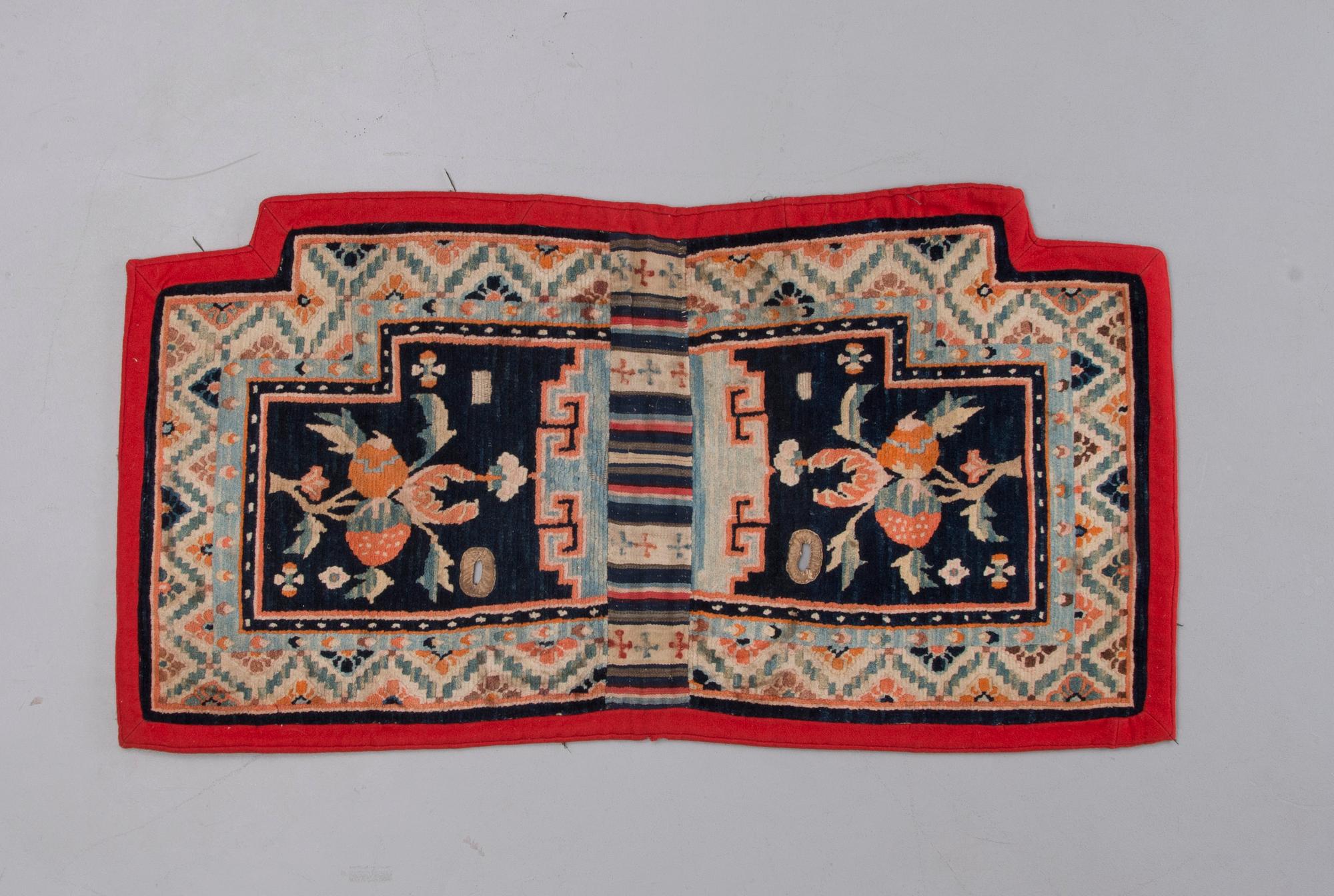 SADELTÄCKE, Tibet, 1900-talets första hälft. Ca 63x132 cm.