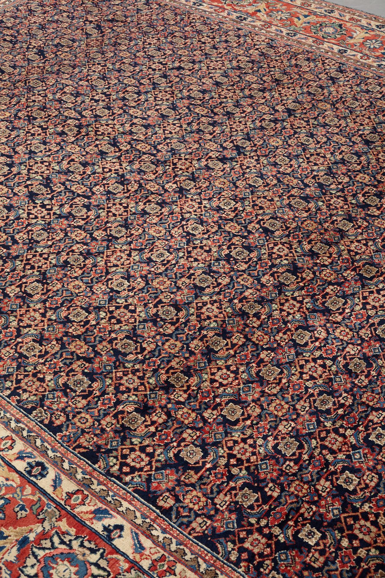 Matta, semiantik Västpersisk, ca 382,5 x 302 cm.