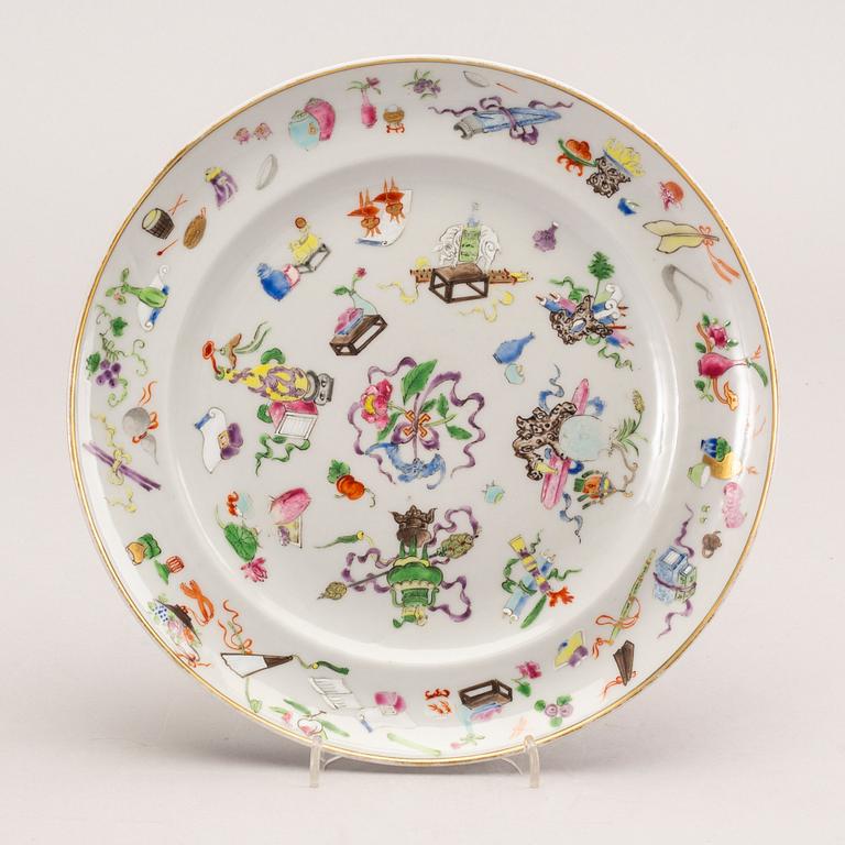 A famille rose '100 antiques' plate, late Qing dynasty.