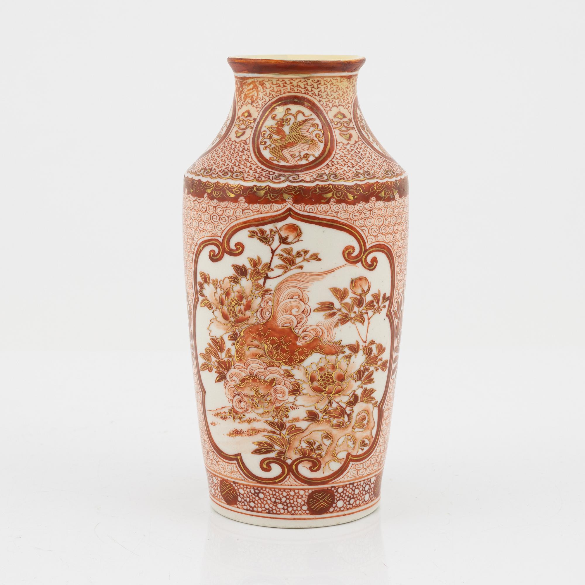 A porcelain vase, Japan, beginning of the 20th century.