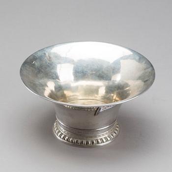 SKÅL PÅ FOT, silver, C G Hallberg, Stockholm 1923. Med Kungliga Segelsällskapet KSSS emblem. Vikt c:a 320 g.