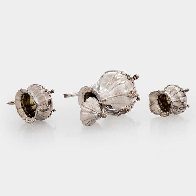 Kahvikalusto, 3 osaa, ja kynttilänjalkapari, hopeaa, Kultakeskus, Hämeenlinna 1946 ja 1948.