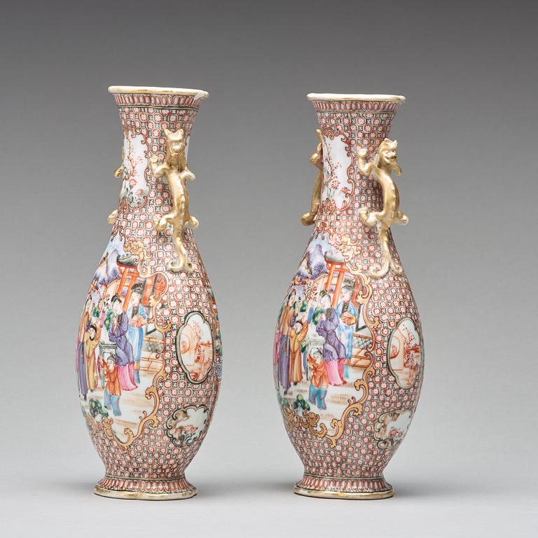 A pair of famille rose vases, Qingdynastin, Qianlong (1736-95).