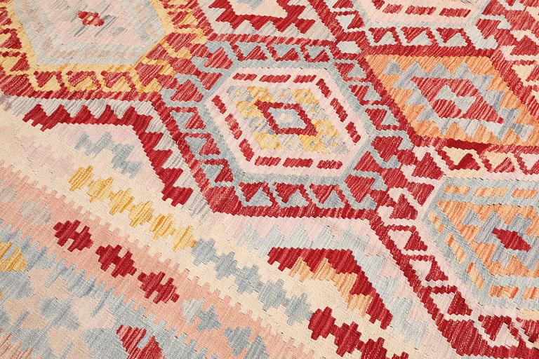 A Kilim carpet, approx. 489 x 308 cm.