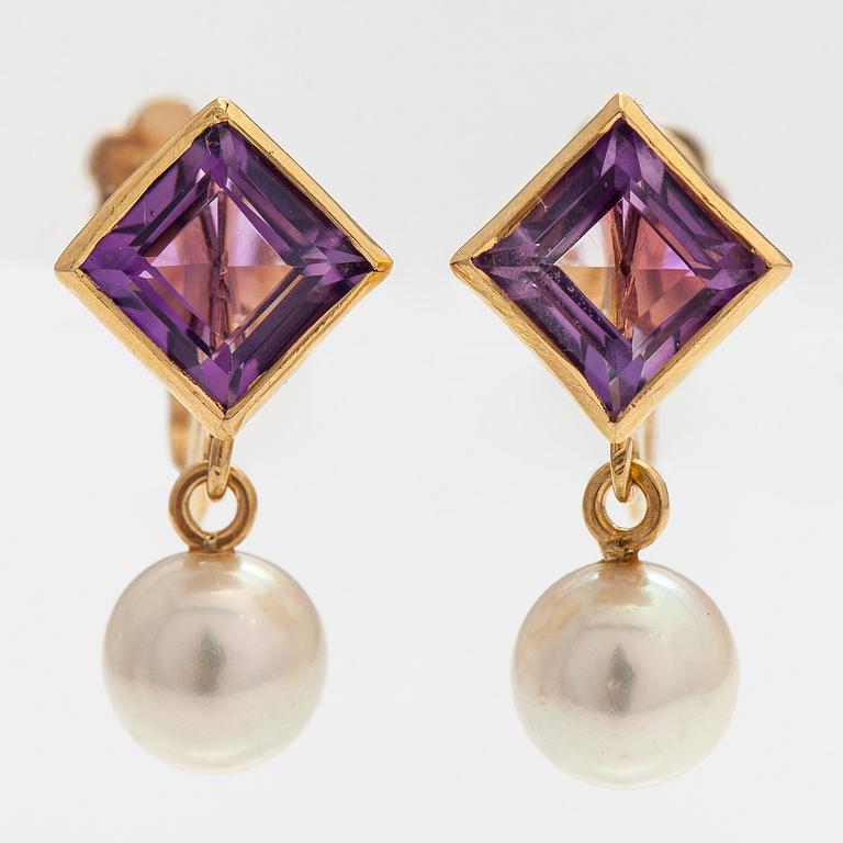 A pair of 18K gold earrings with amethysts and cultured pearls. Ljungström Sigvard, Stockholm.