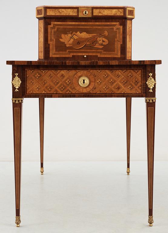 SKRIVBORD MED UPPSATS, av Fredrich Iwersson (mästare i Stockholm 1780-1801), ej signerat.