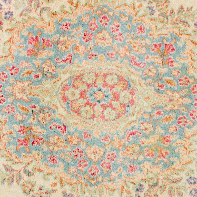MATTA, old Kirman, ca 372 x 267 cm.