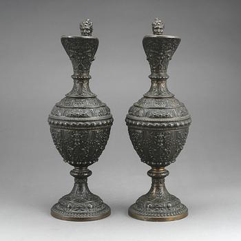 VINKANNOR, ett par, metall, sent 1800-tal.