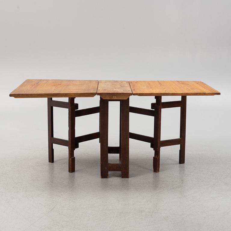 A pine gate-leg table, 19th Century.