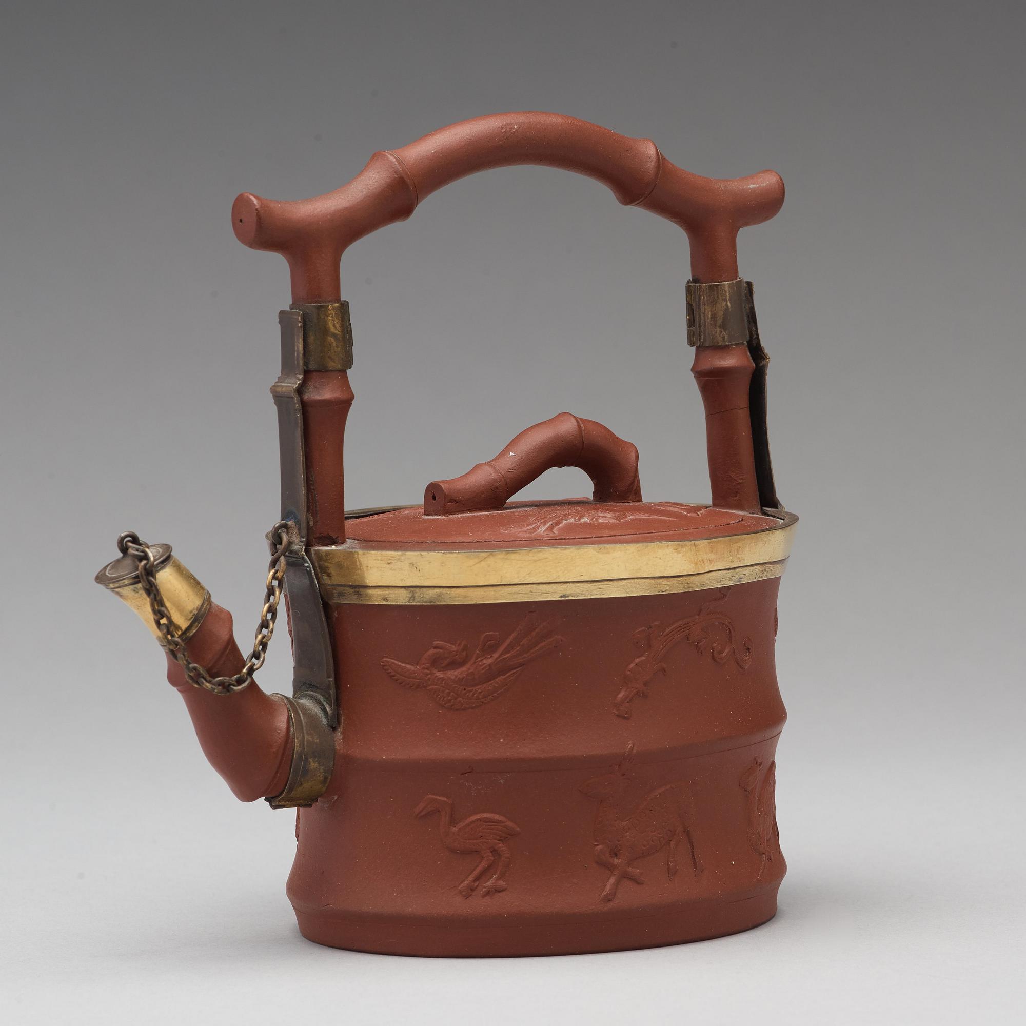 TEKANNA med LOCK, yixinggods med metallmontering. Qingdynastin, troligen 1700-tal.