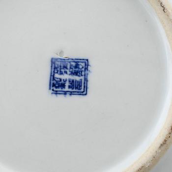 YTTERFODER MED FAT, 1 par, porslin, Kina, 1900-tal.