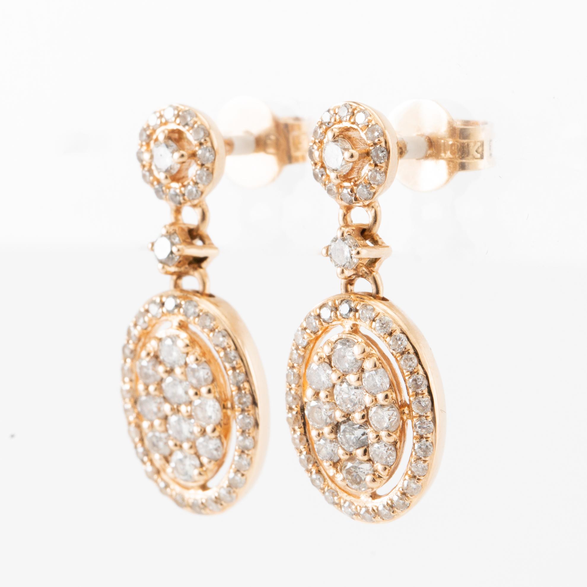 Örhängen ett par samt hänge av 14K roséguld med runda briljantslipade diamanter.