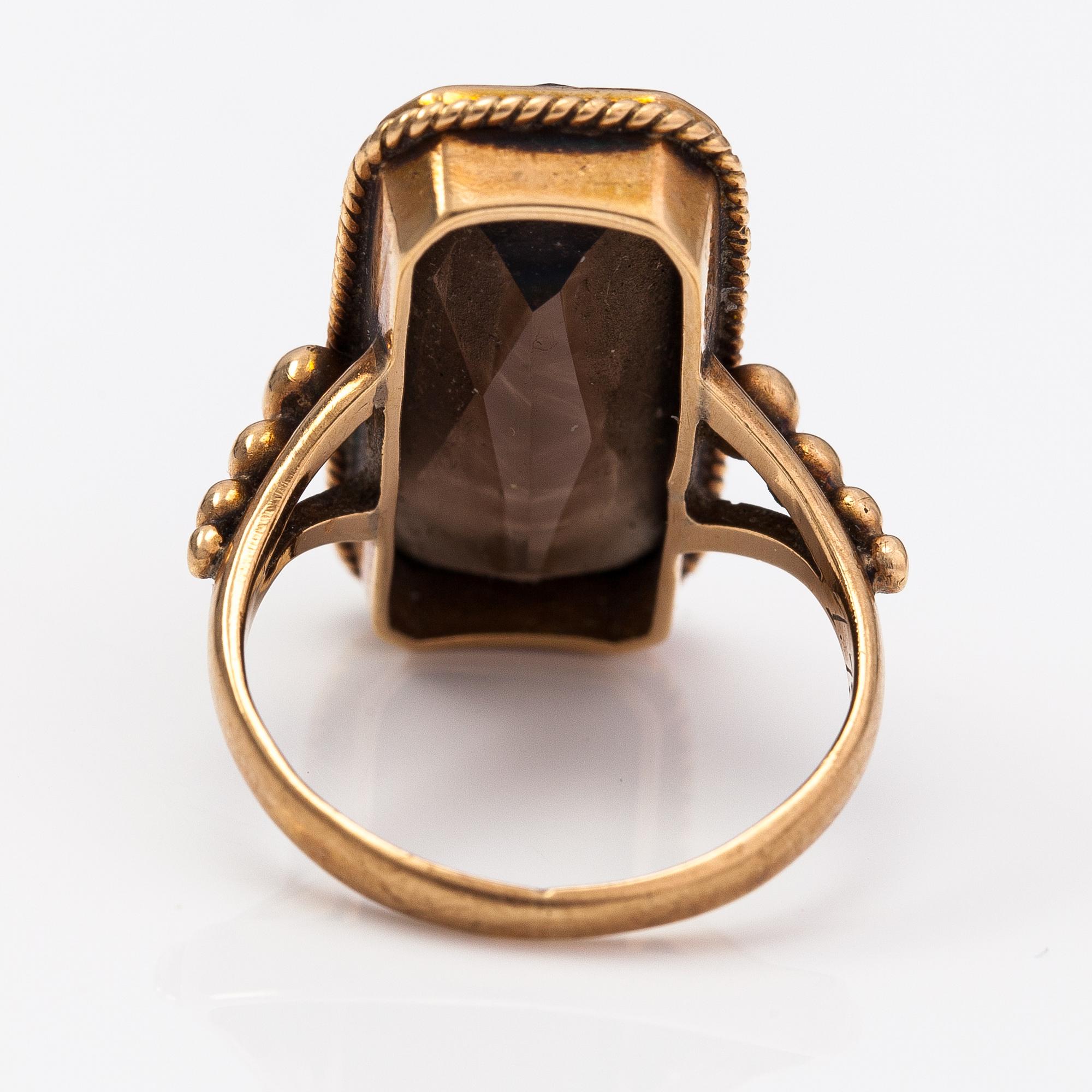 A 14K gold ring with a smoaky quartz. Asser Peltonen, Vantaa.