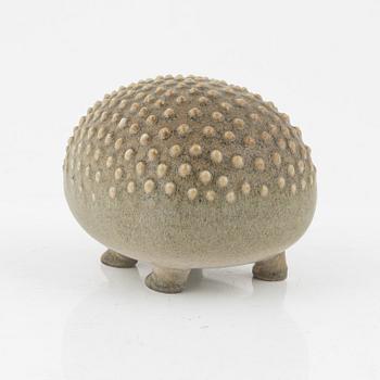 Lisa Larson, skulptur, Gustavsberg "Igelkott", för NK, Nordiska Kompaniet i samarbete med WWF. Limiterad upplaga om 2200.