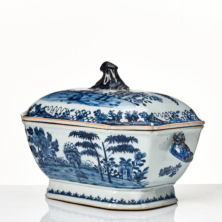 A blue and white tureen with cover and stand, Qing dynasty, Qianlong (1736-95).