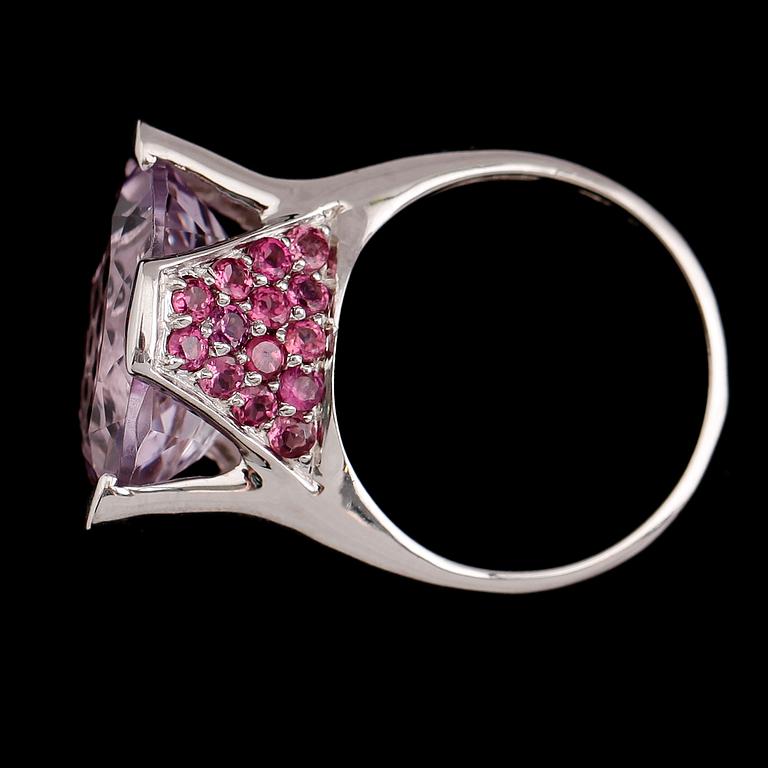 RING, sterlingsilver, ametist ca 9.50 ct, röd rodolit ca 1.50 ct.