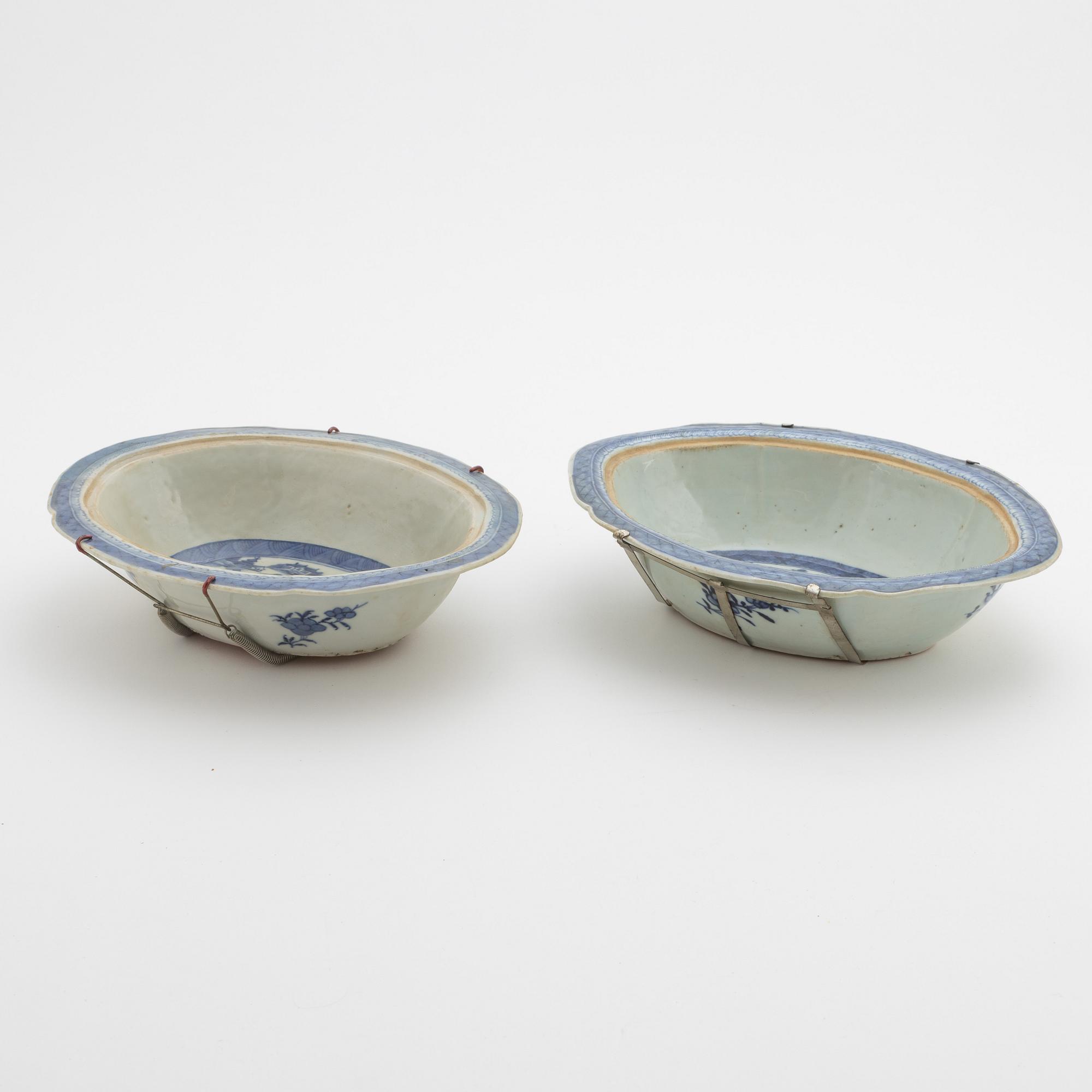 Skålfat, två stycken, porslin, Kina, Jiaqing, (1796-1820).