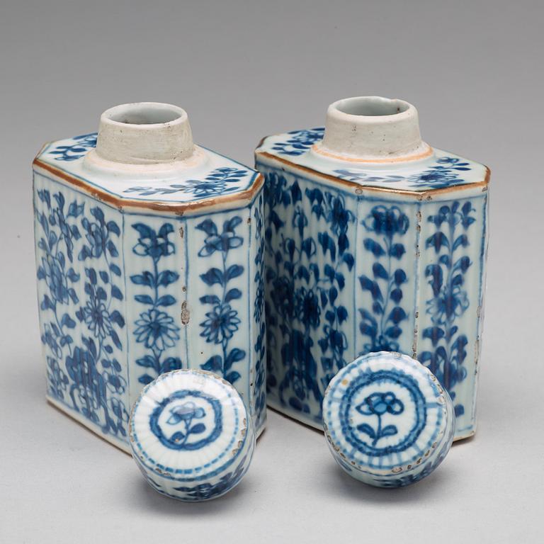 A pair of blue and white tea caddies with covers, Qing dynasty, Kangxi (1662-1722).