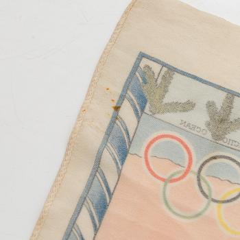 Sidenduk, 1 st,  pins, 4 st, och tygetikett, Helsingfors sommar-OS 1940.