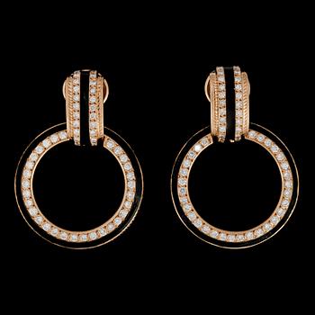 326. A paor if black enamel and brilliant cut diamond earrings, tot. 2.20 cts.