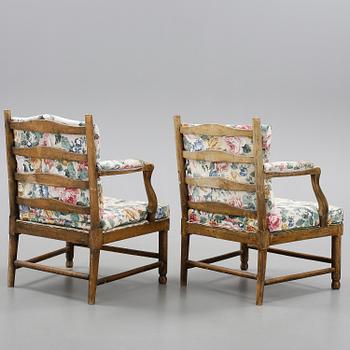 KARMSTOLAR, ett par sk Gripsholmsfåtöljer, omkring 1800/1900-tal.
