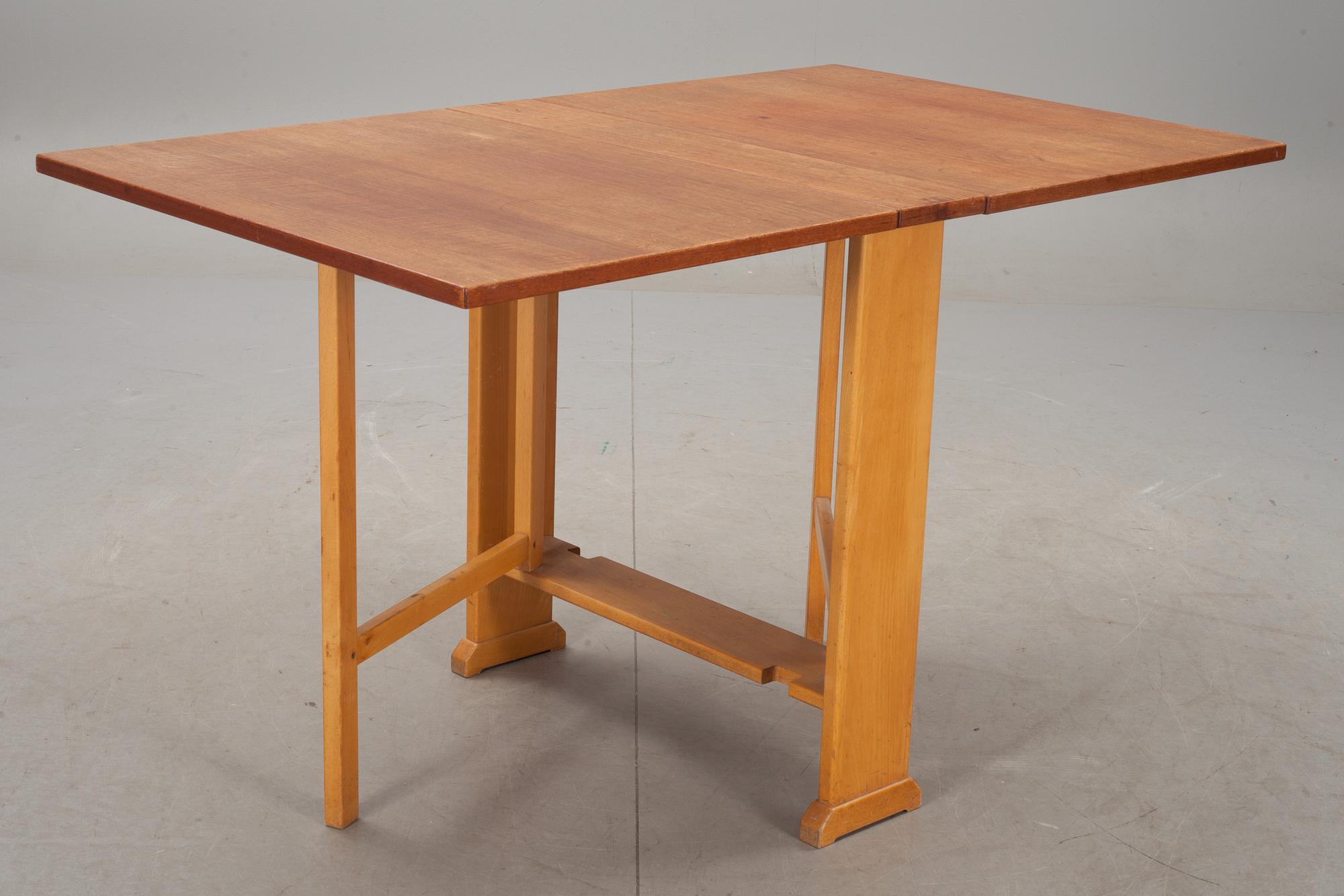 SLAGBORD, "Vapensmeden", design Carl Malmsten. Modellen formgiven 1949.