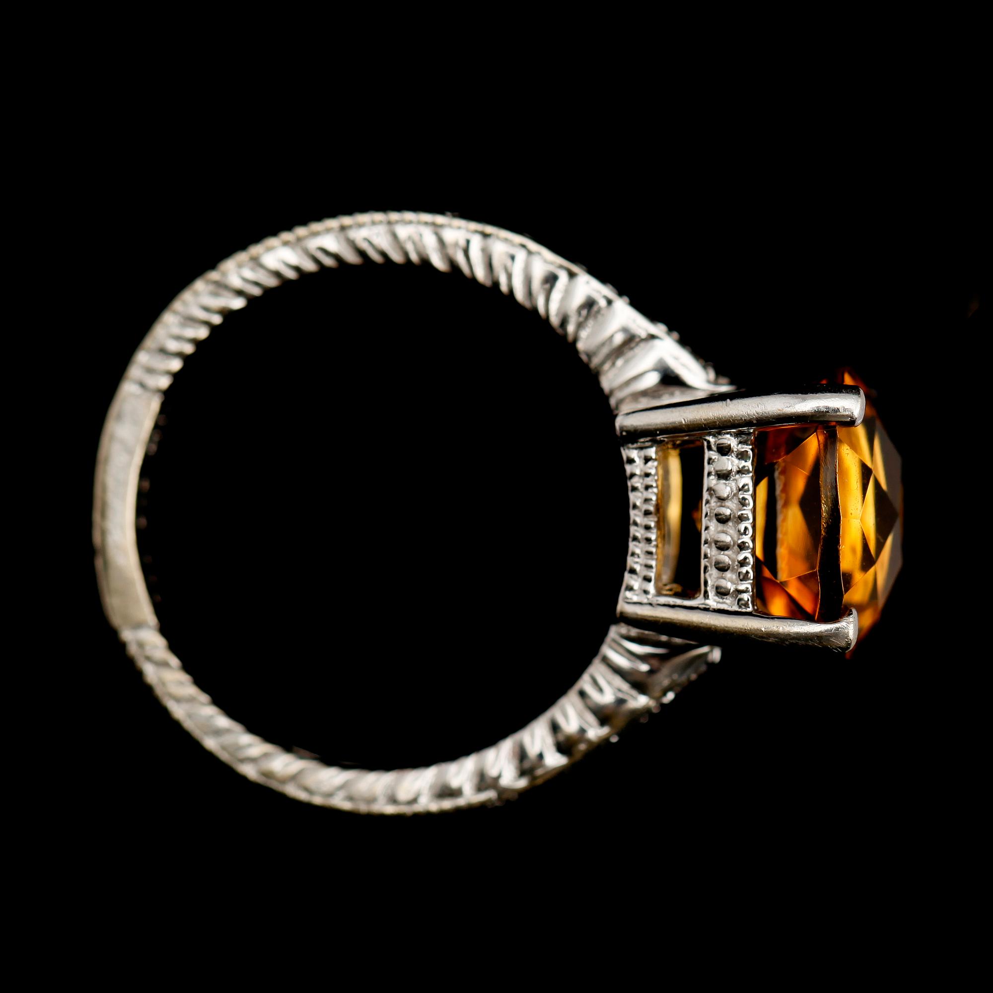 RING, 14 k vitguld, solitär brioletteslipad citrin samt 8 mindre diamanter.