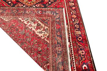 A Hamadan carpet, c. 299 x 159 cm.