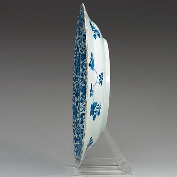 A blue and white dish, Qing dynasty, Kangxi (1662-1722).