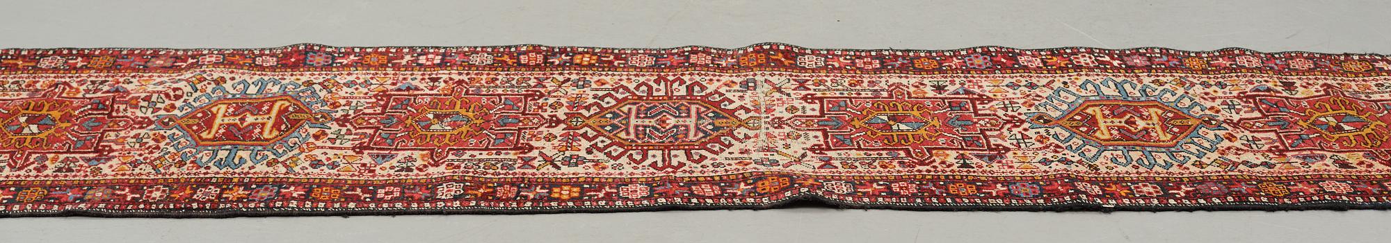 Gallerimatta, semiantik Karadja, ca 262 x 78 cm.