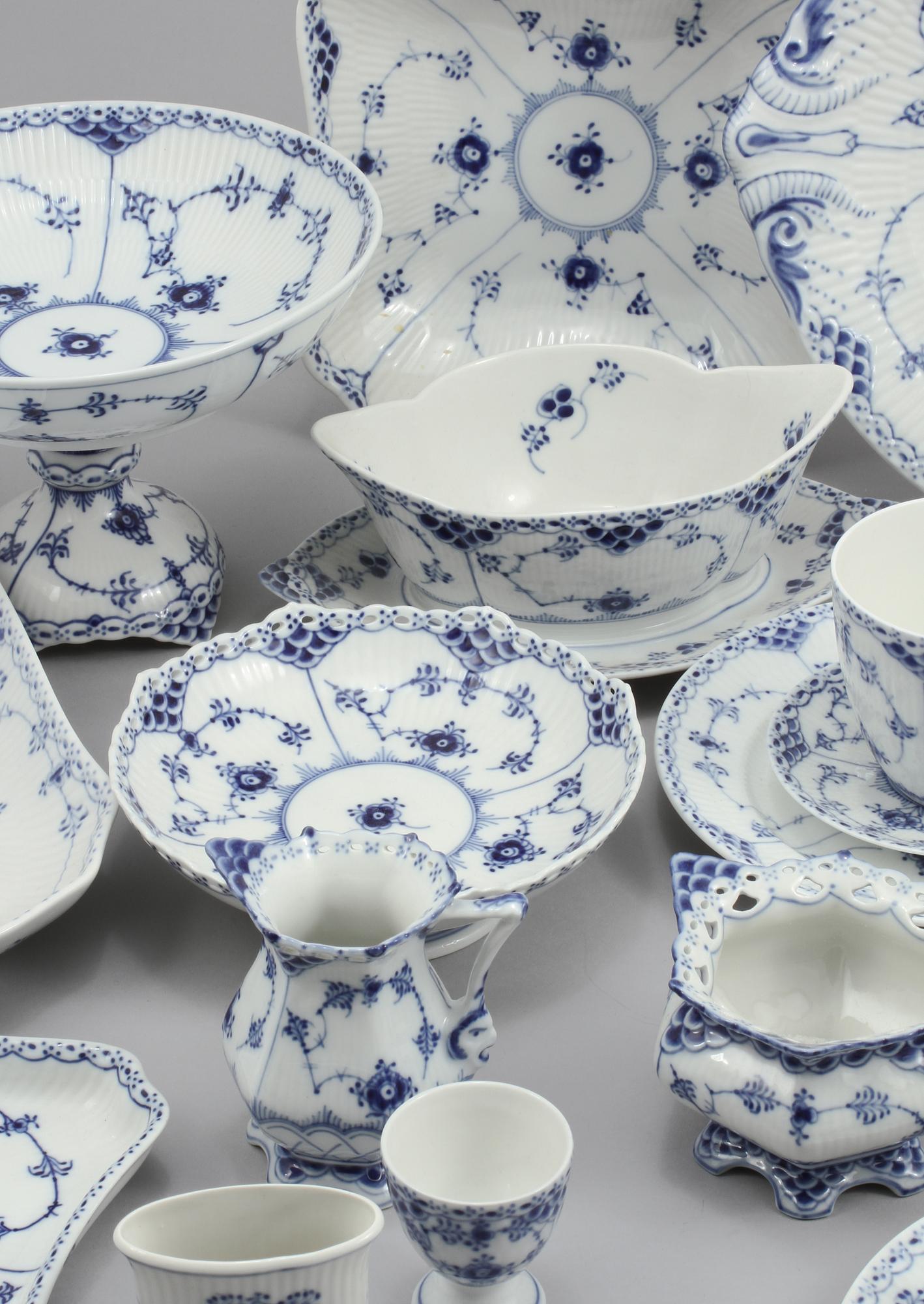 SERVISDELAR, 140 delar, "Musselmalet", porslin, Royal Copenhagen, 1900-talets andra hälft.