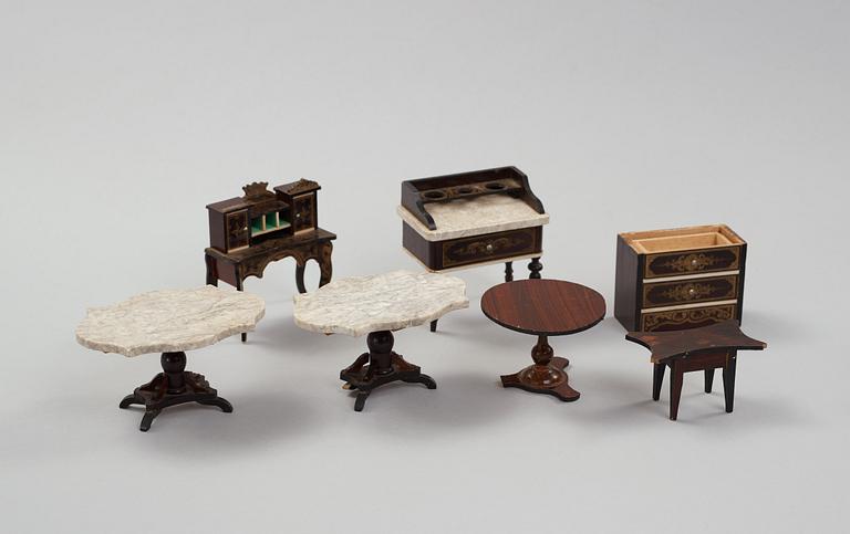 a set of dollhousefuniture and objects including Waltershausen.