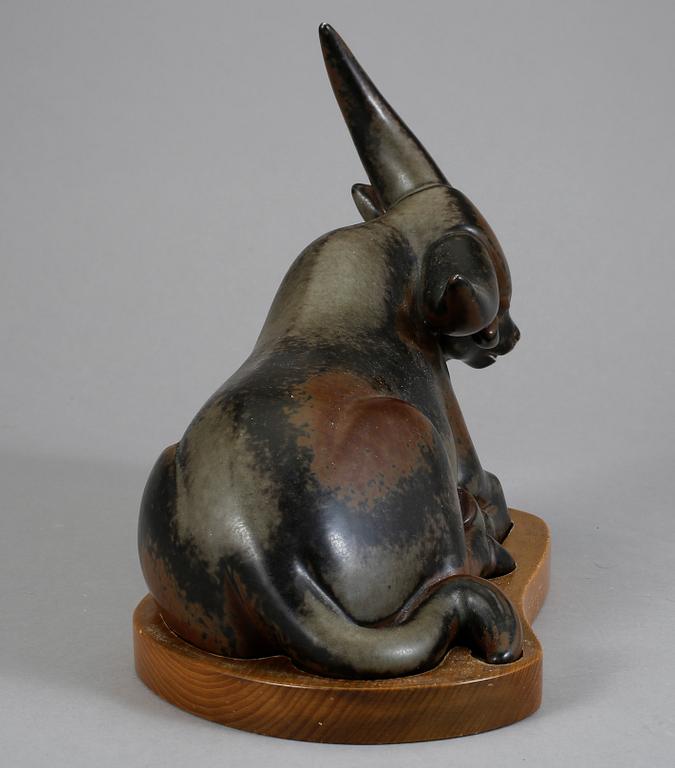 FIGURIN, stengods, Gunnar Nylund, Rörstrand, signerad GN. 1900-talets mitt/andra hälft.