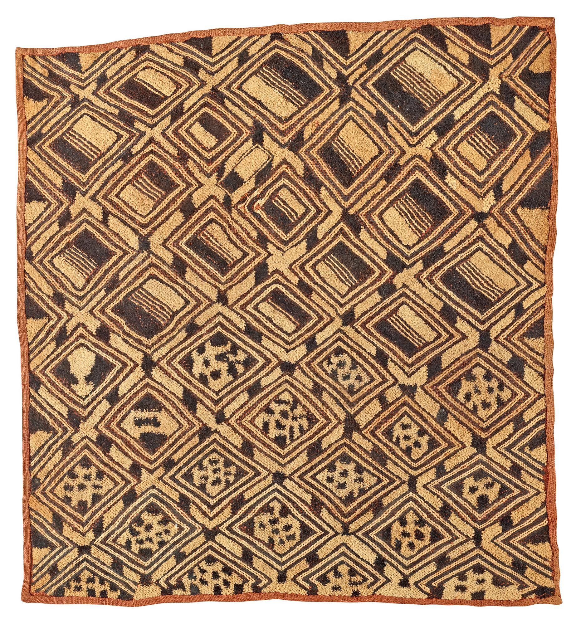 KUBA RAFFIA TEXTILPANEL. 52,5 x 48 cm. Kongo 1900-tal.