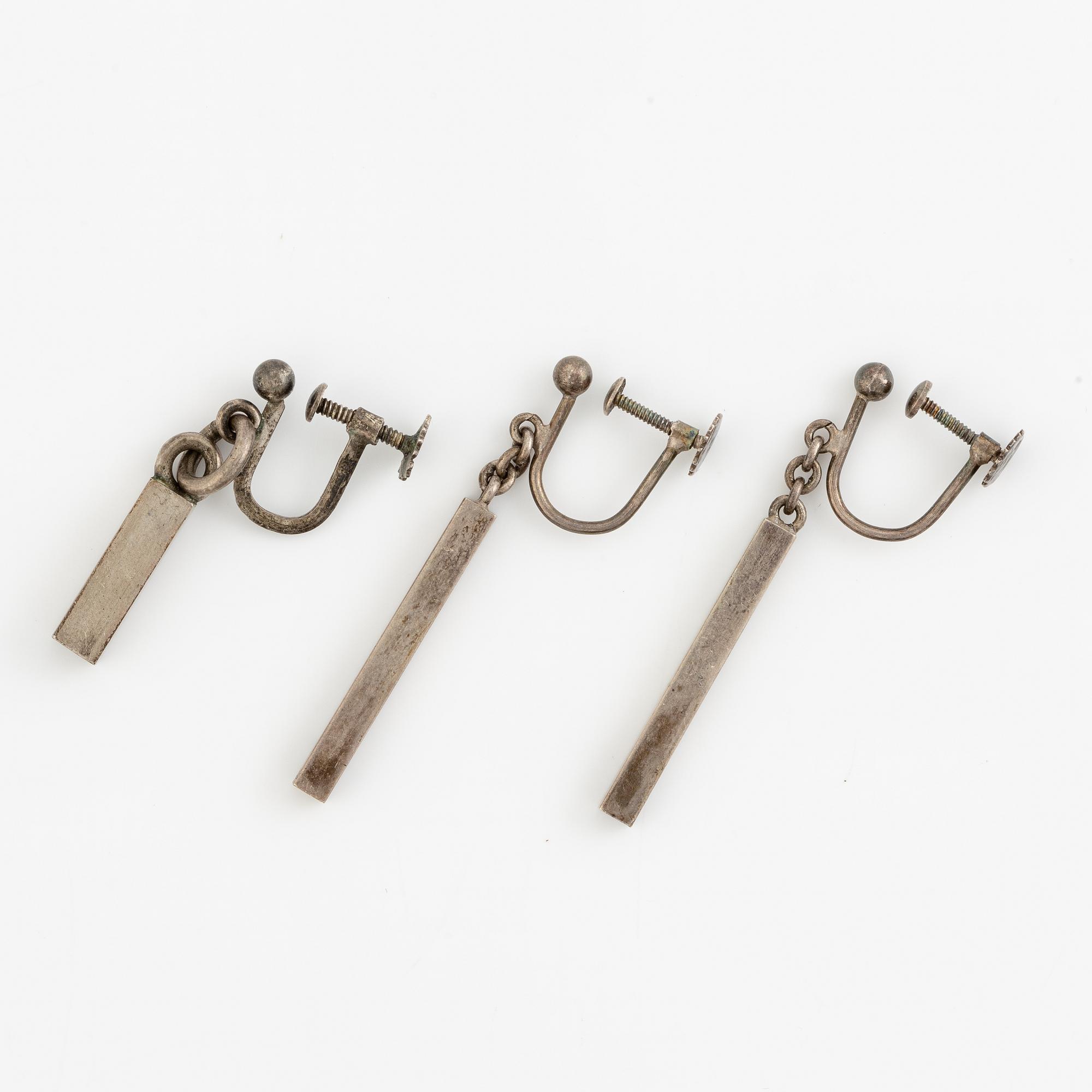 Örhängen, tre stycken, silver, möjligen tillverkade av stavar från smycken av Wiwen Nilsson.