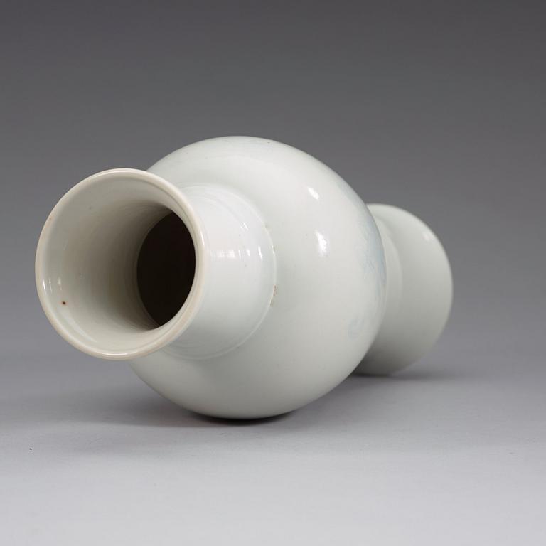 A white glazed vase with 'anhua' pattern, Qing dynasty (1644-1912).