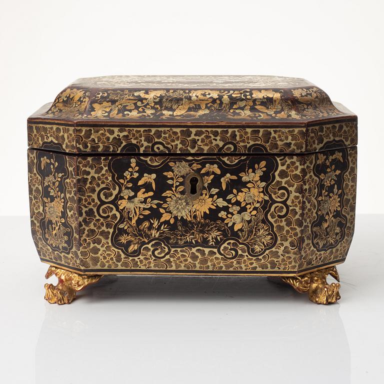 A lacquered box, China, 19th century.