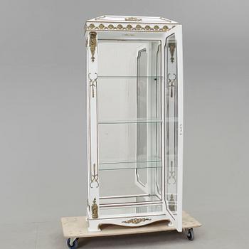 VITRINSKÅP, Louis XVI-stil, modern tillverkning.