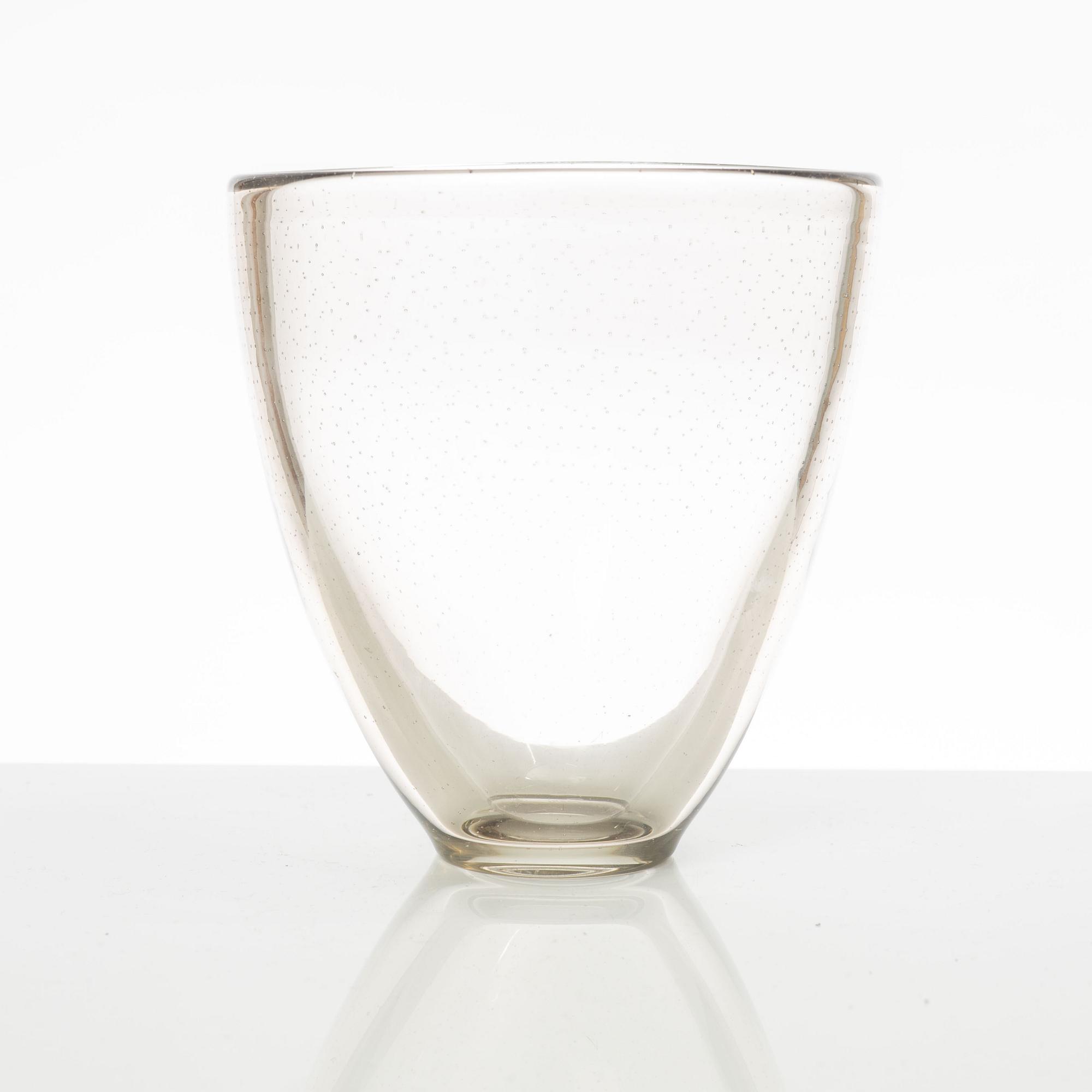 Gunnel Nyman, a glass vase, Nuutajärvi, Notsjö, Finland, 1947.