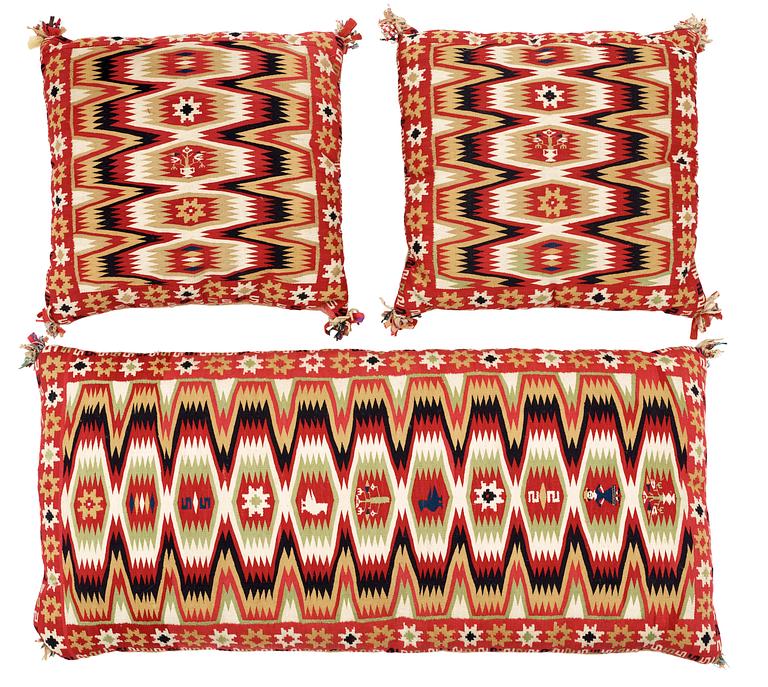 WAGON CUSHION and CUSHIONS, 1 pair. Flat-weave (rölakan). Skåne around 1830-40.