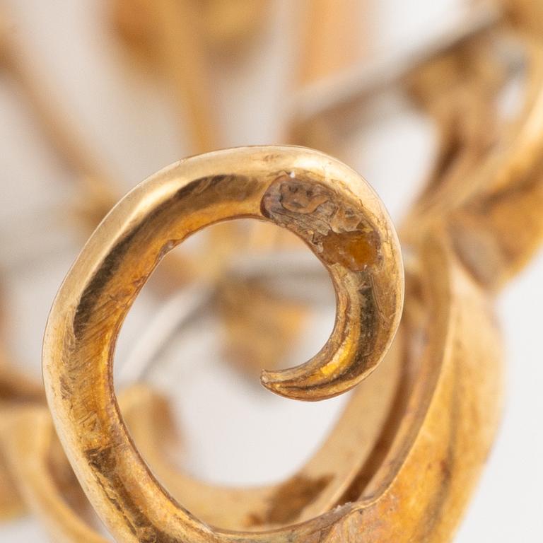 Brooch 18K gold and platinum with cultured pearls and old mine and rose-cut diamonds.