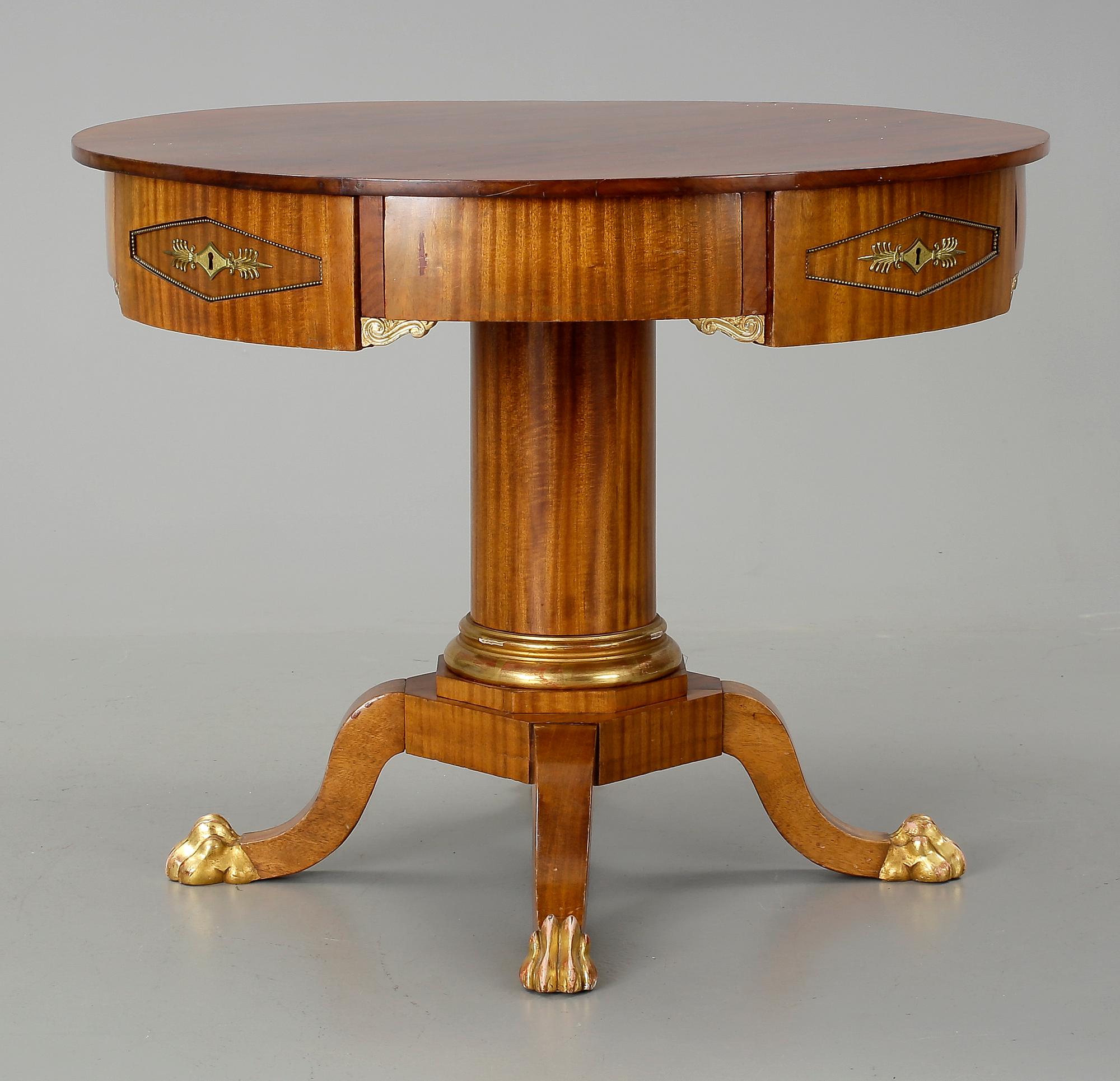 BORD. Empirestil, 1900-talets början.