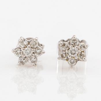 Örhängen ett par 18K vitguld med runda briljantslipade diamanter.
