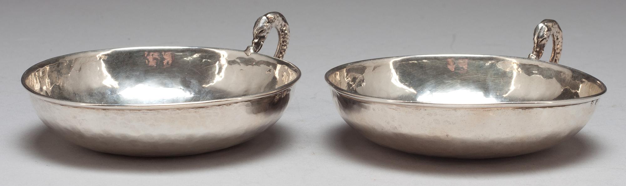 SKÅLFAT MED HÄNKEL, silver, 2 st. Spanien. 1800-tal. Vikt ca 170 g.