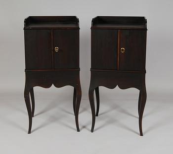 POTTSKÅP, 1 par, rokokostil, för Nationalmuseum, 1900-talets andra hälft.