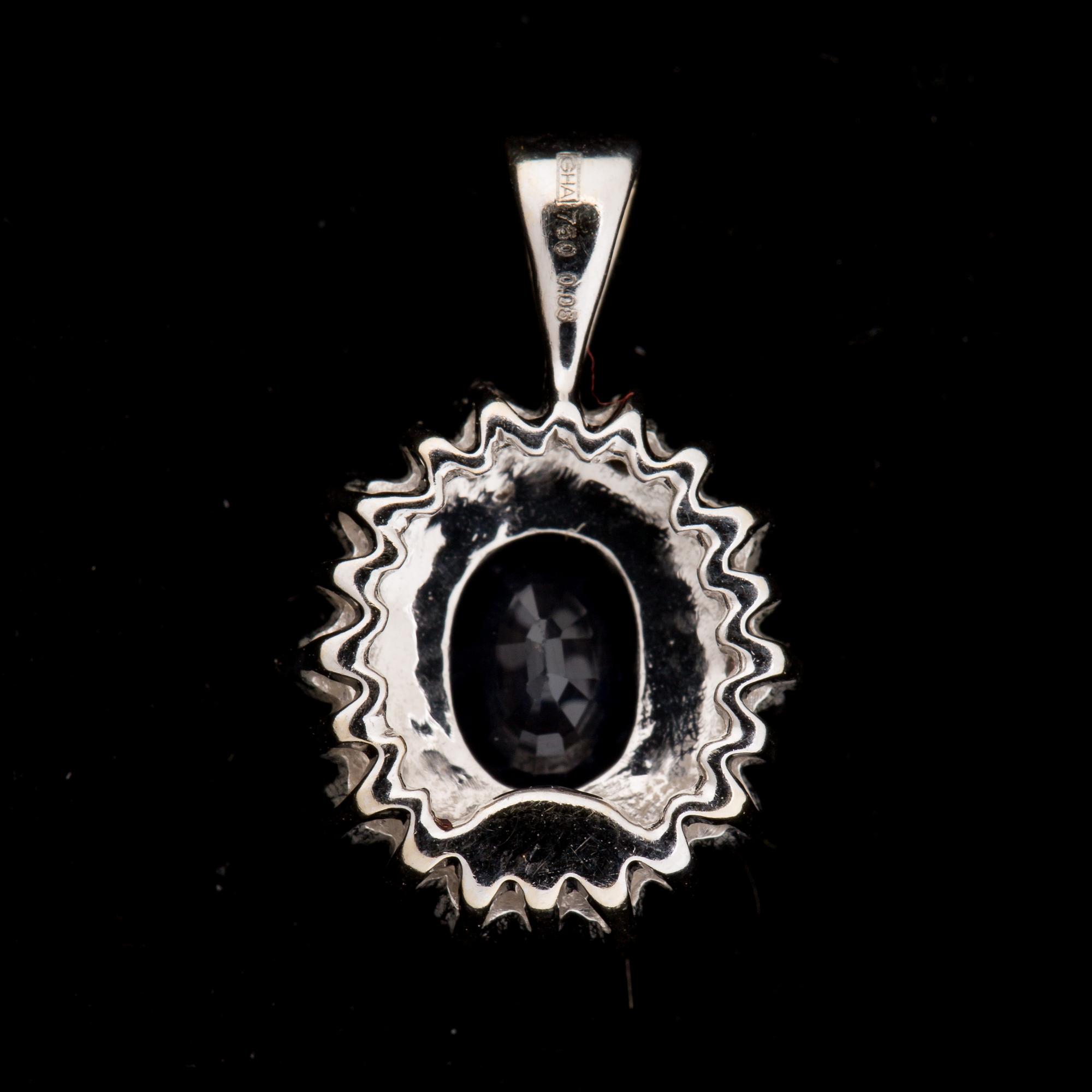 Hänge, 18 k vitguld med safir ca 0,60 ct samt åttkantslipade diamanter. Vikt ca 2 g.