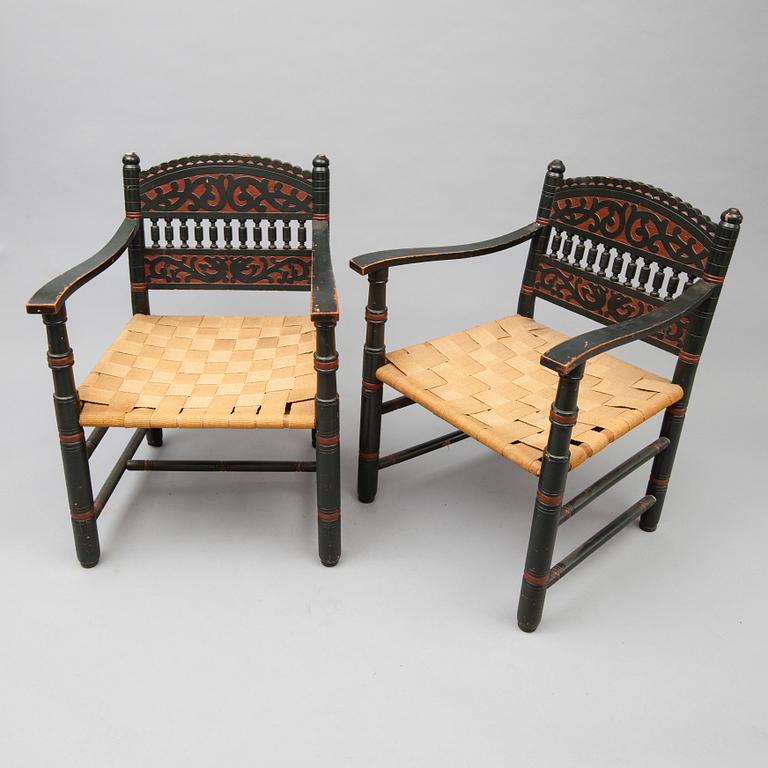 KARMSTOLAR, ett par, nationalromantisk stil, 1900-talets första hälft.