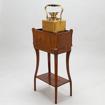 Samovaari telineessä, teekannu ja kulho posliinia, Kuznetsov, 1800-luvun loppu ja 1900-luvun alku.