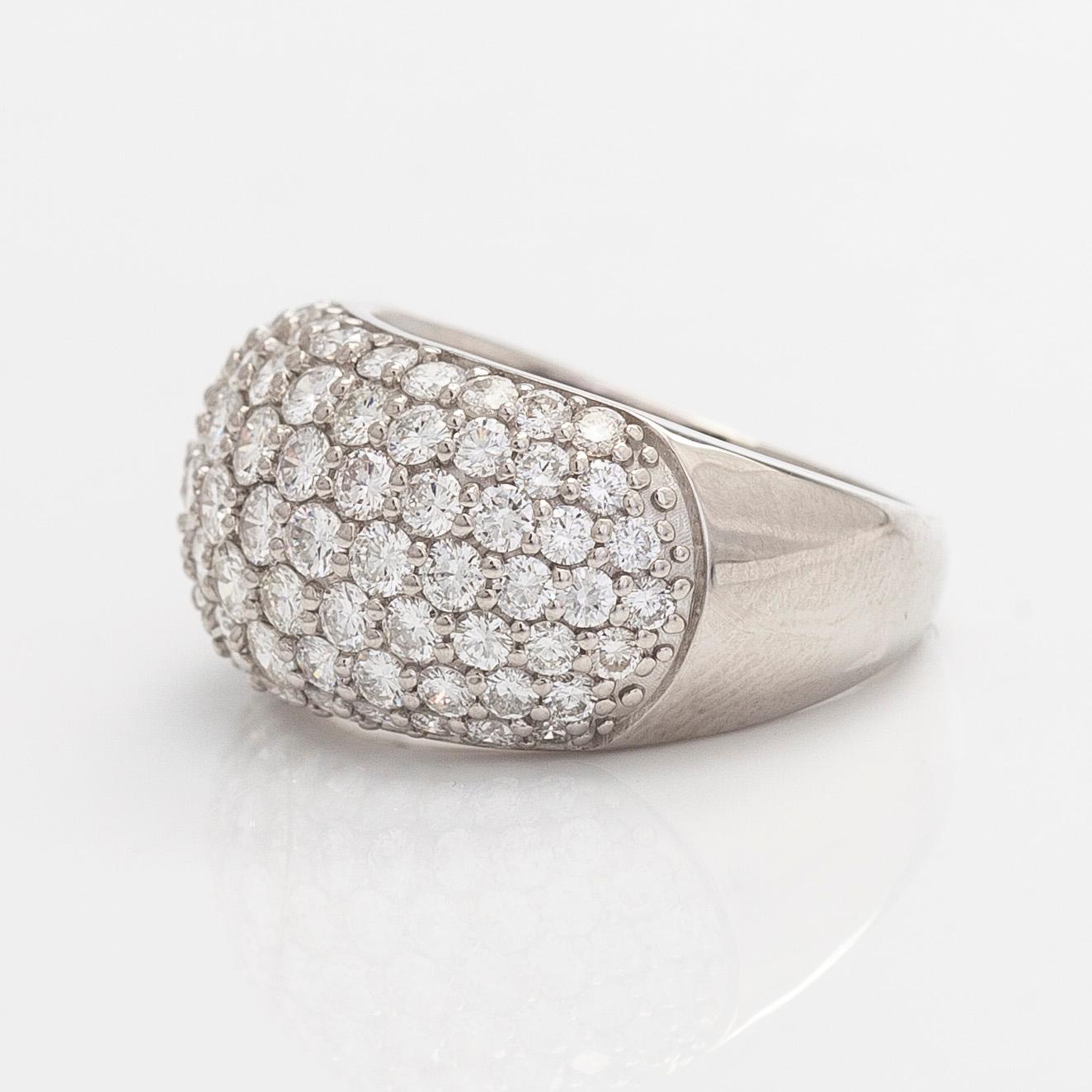 Ring, bombé, platina och briljantslipade diamanter.